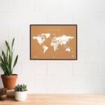 Kamštinis pasaulio žemėlapis su rėmu ir smeigtukais 63x48 cm