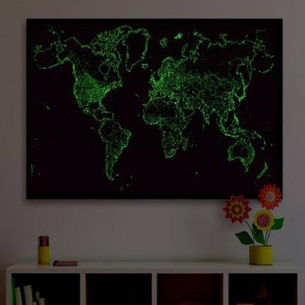 Tamsoje šviečiantis Pasaulio politinis žemėlapis 84x59 cm